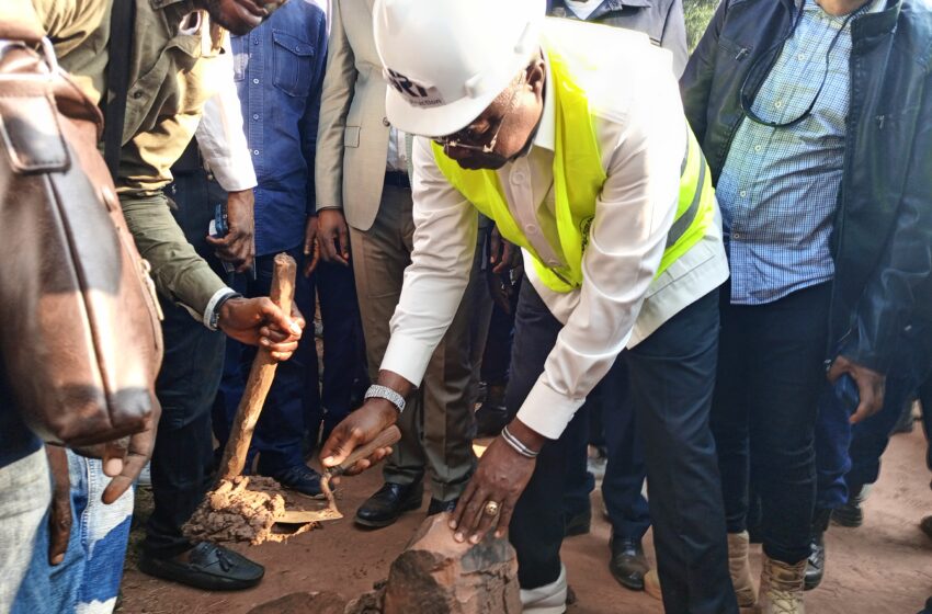  En séjour à Ngandajika, José Kalala pose la première pierre pour la construction et modernisation de l’EP Muluma Musulu à Nsona